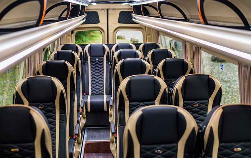 Intérieur d'un van Sprinter aux sièges en cuir