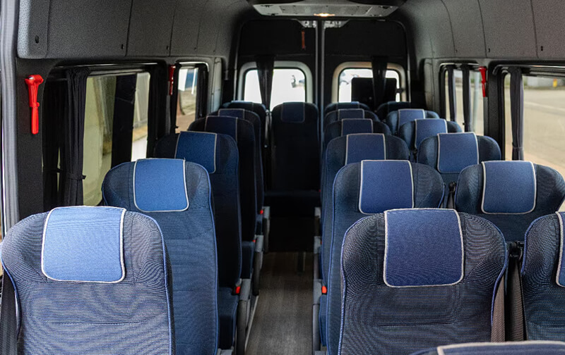 Sièges arrière et espace à bagages d'un minibus