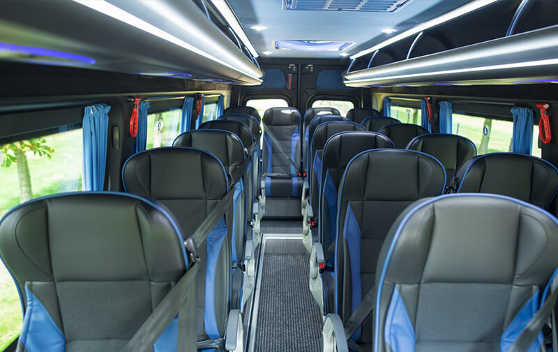 Intérieur d'un minibus aux sièges individuels