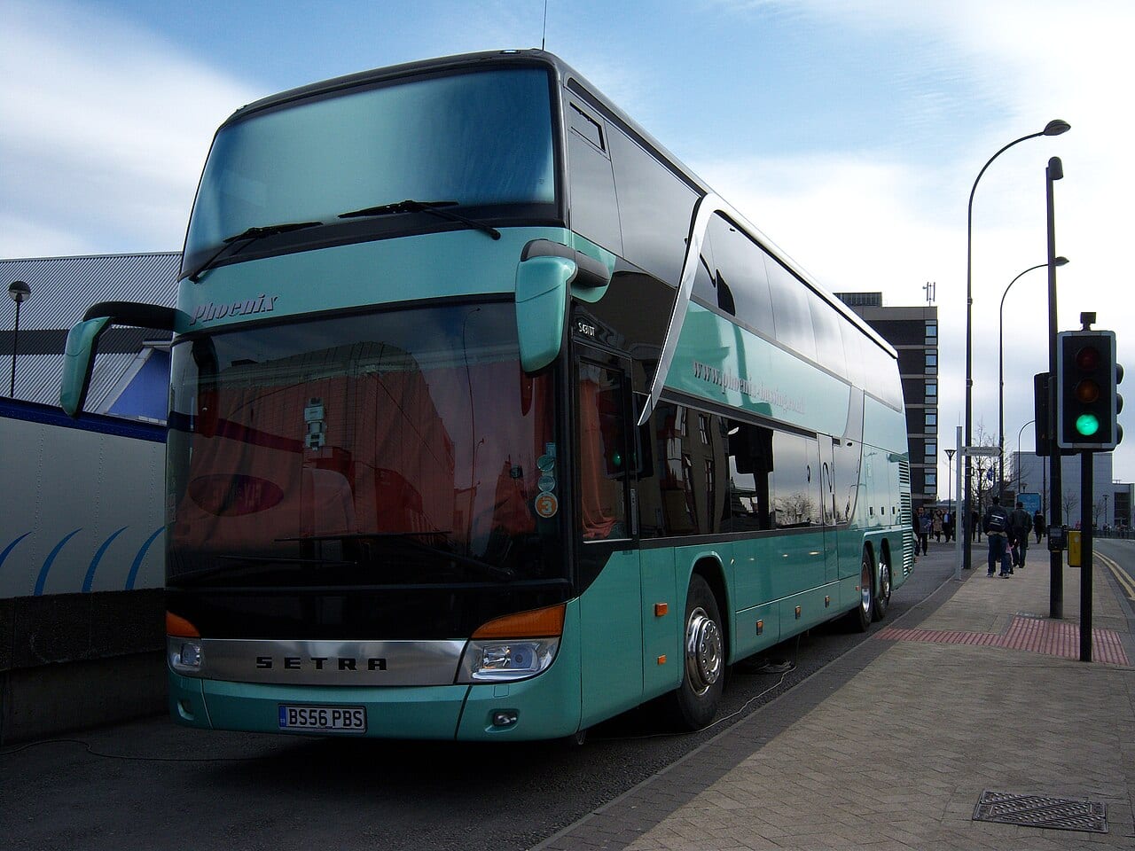 Autocar de tourisme stationné pour l'embarquement