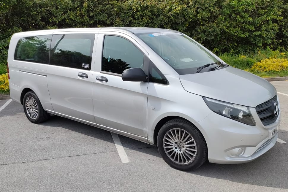 Minibus blanc garé le long du trottoir