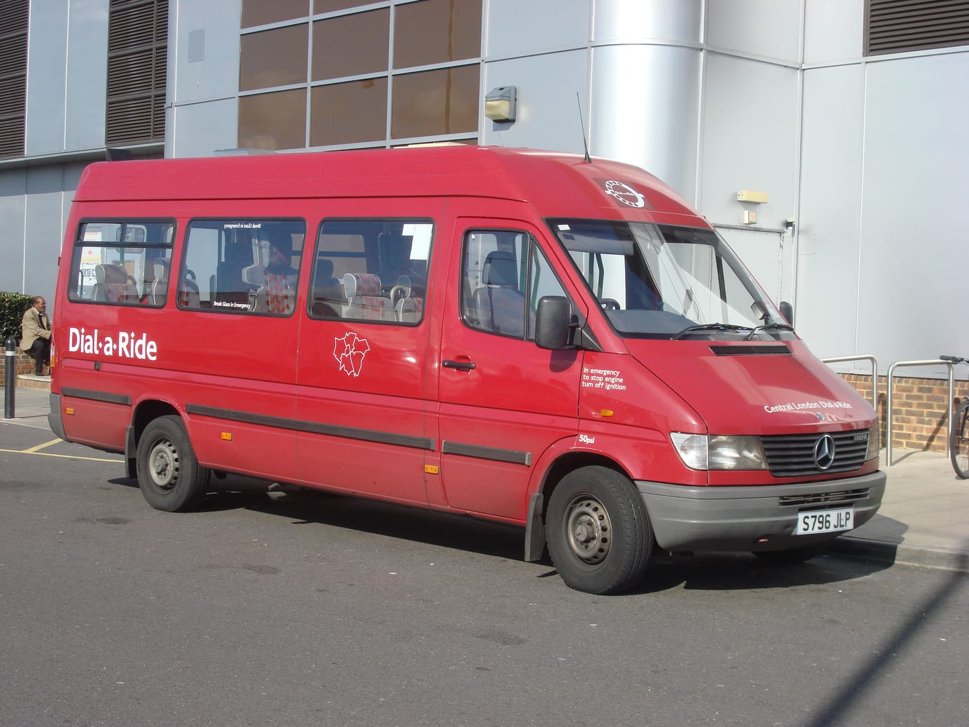 Minibus porte latérale ouverte pour l'embarquement